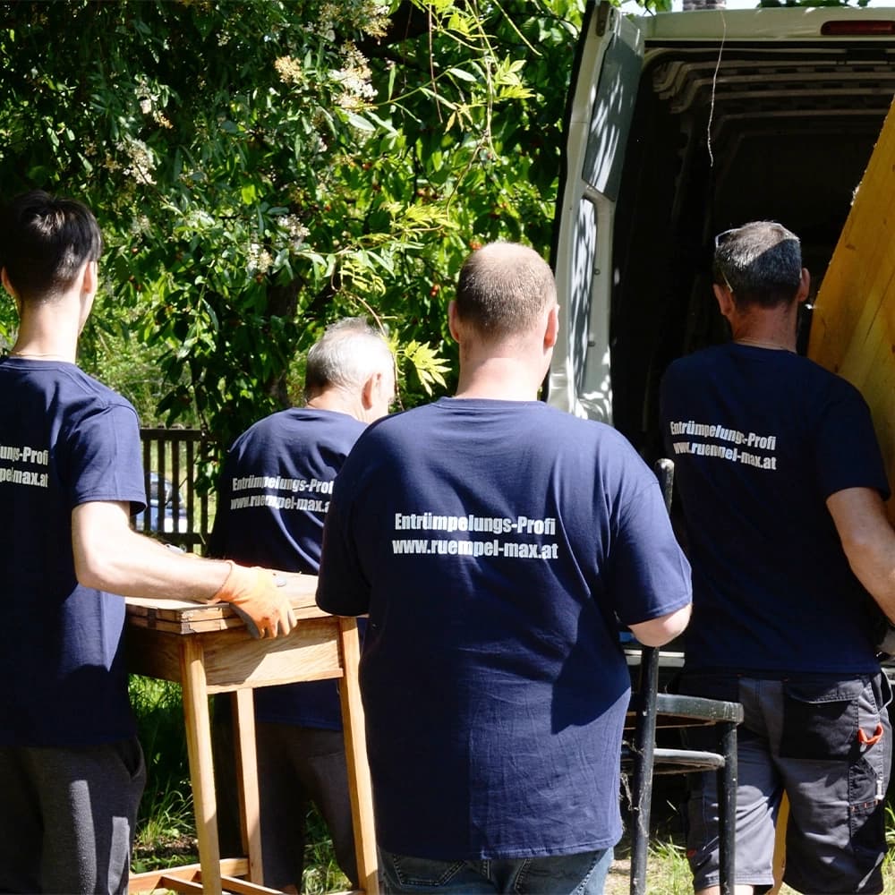 Team von Rümpel Max bei einer diskreten Kellerräumung